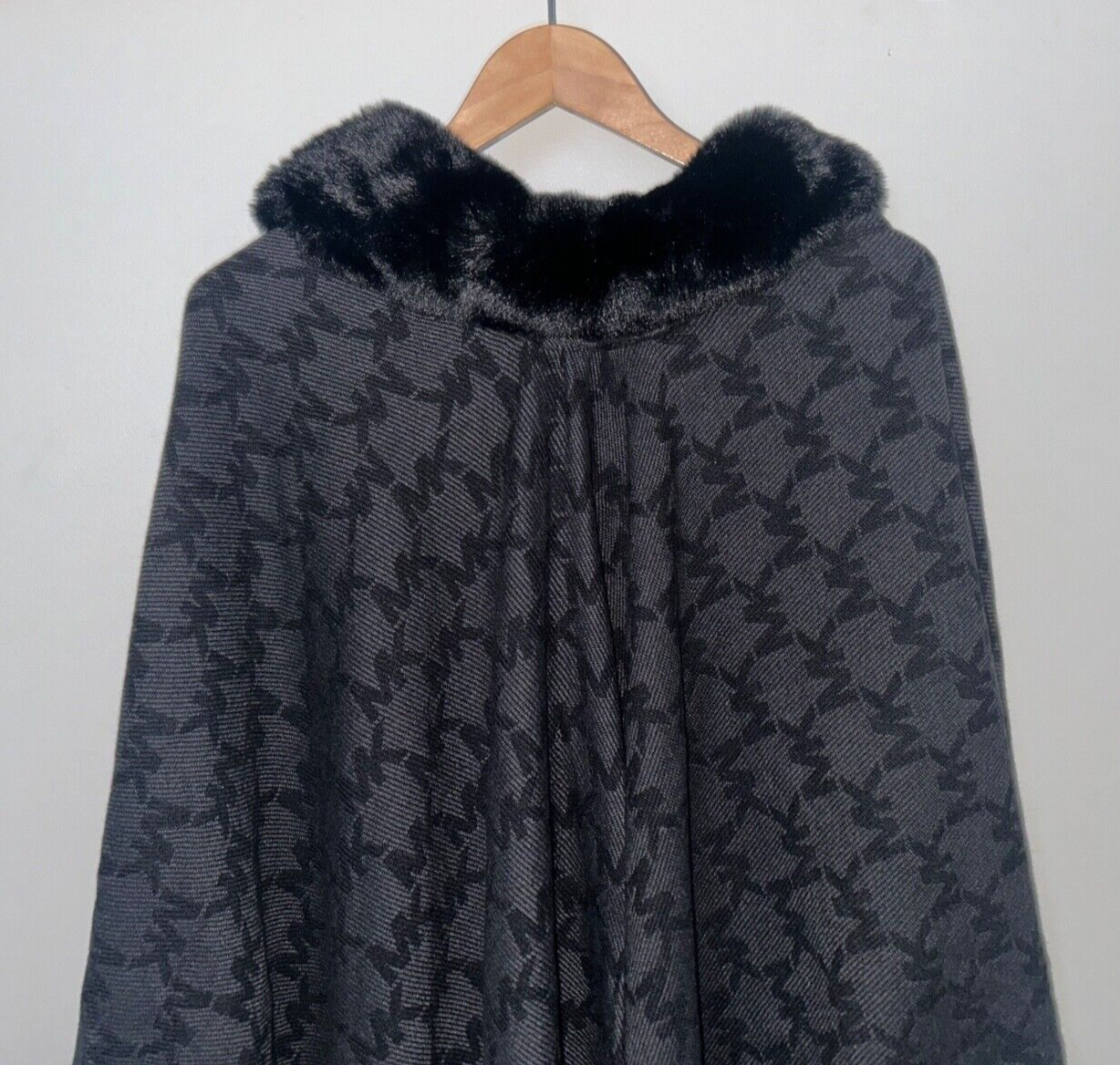NEW! NWT MICHAEL KORS Faux-Fur-Trim Jacquard Fringe Shawl Wrap in Black O/S
