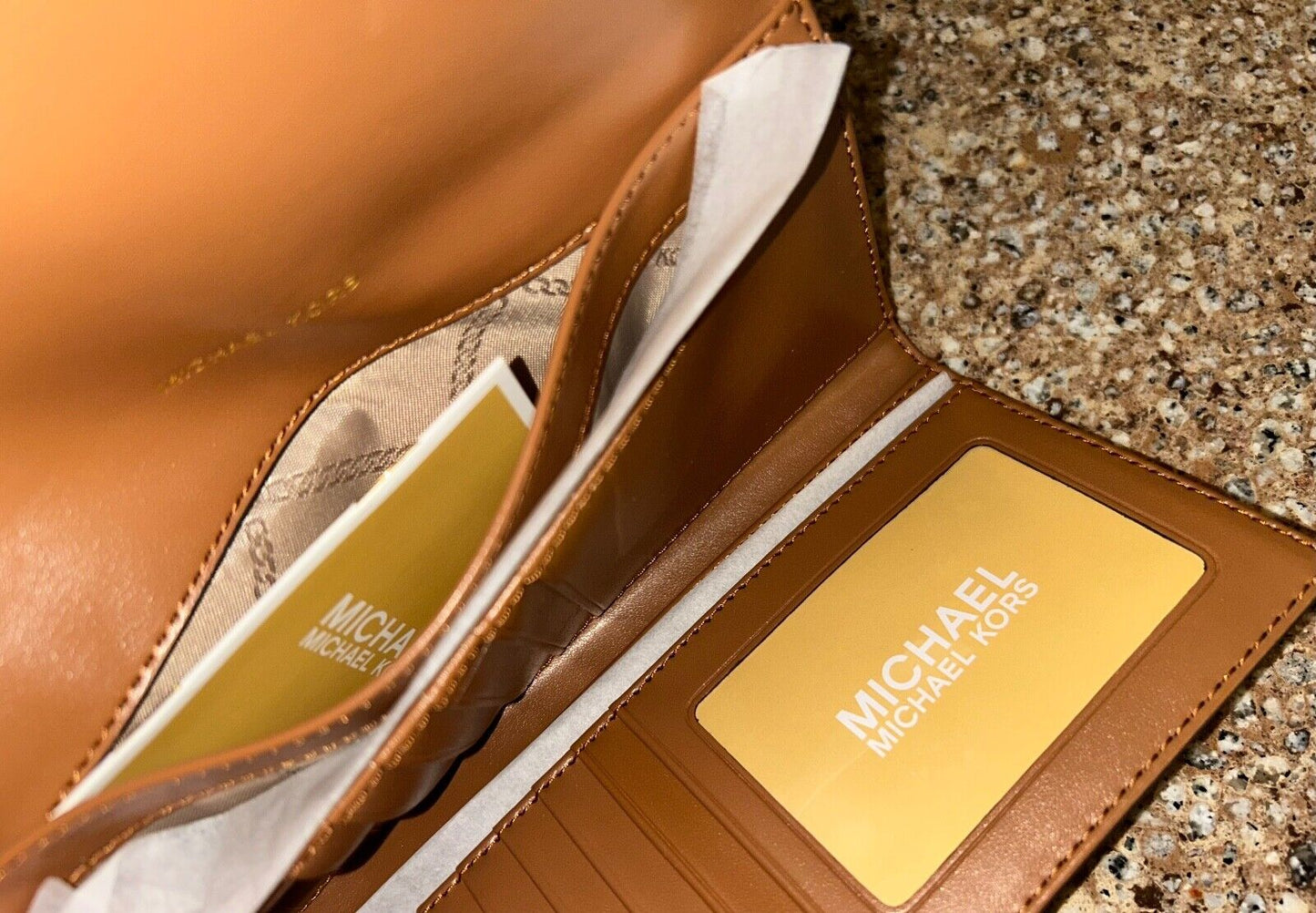 NEW! NWT MICHAEL KORS Large Logo & Leather Tri-Fold Wallet Vanilla/Acorn