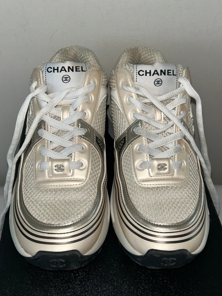 CHANEL 23A Laminated Calfskin Stretch CC Women's Sneakers Trainers Size 35 White