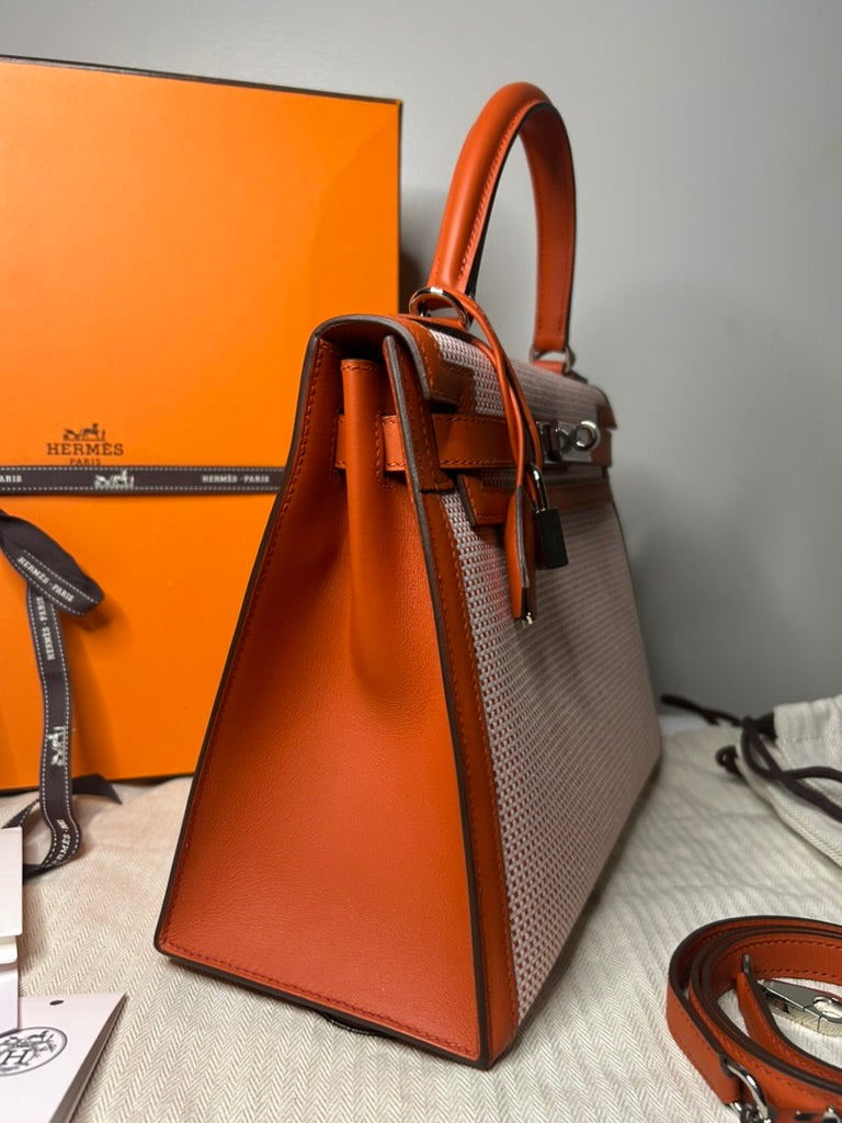 HERMÈS Kelly 28 Sellier Quadrille Toile Ecru/Brique Swift Palladium Hardware