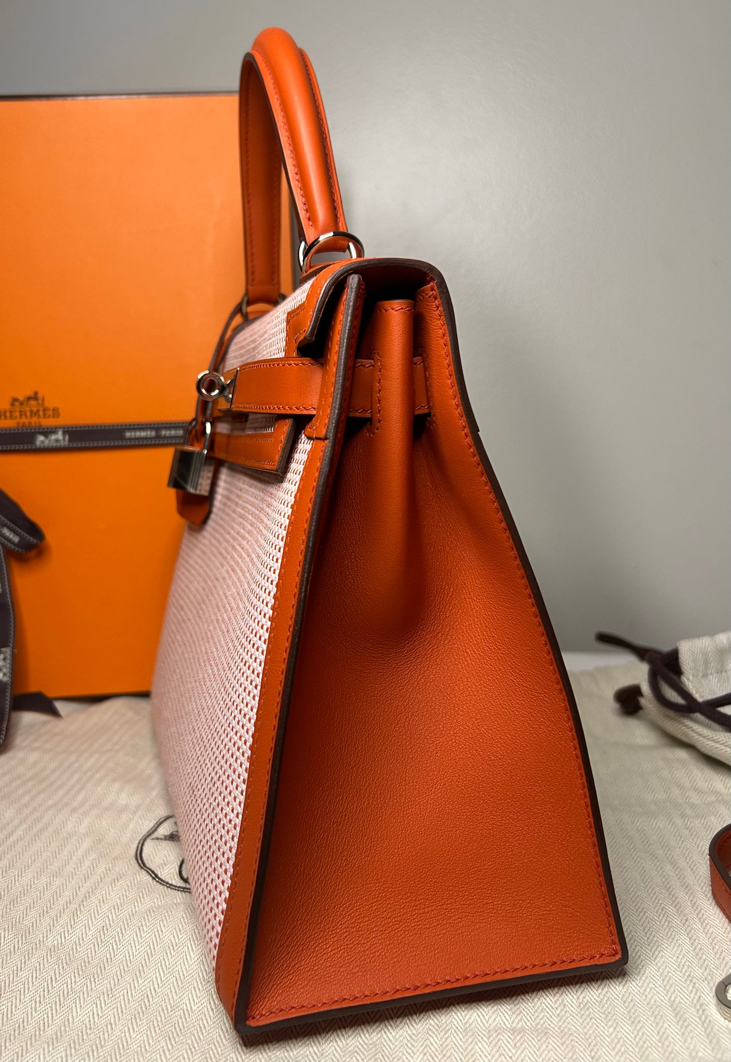 HERMÈS Kelly 28 Sellier Quadrille Toile Ecru/Brique Swift Palladium Hardware