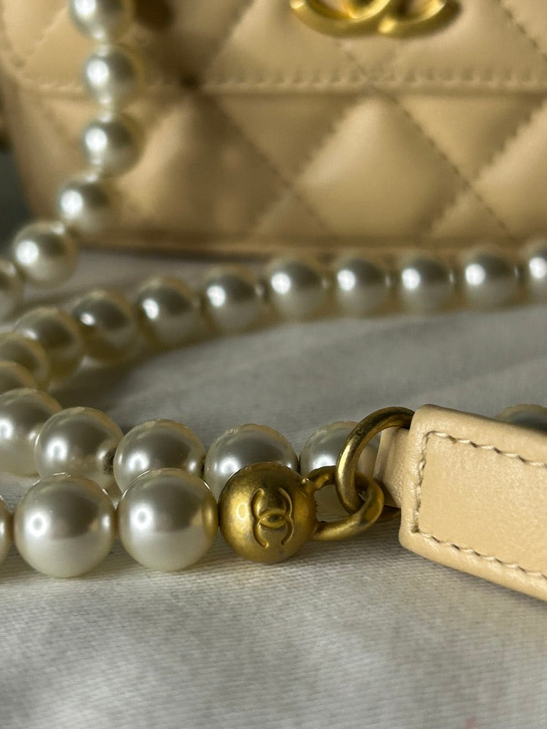 CHANEL Pearls Clutch with Chain Crossbody Quilted Calfskin Beige Clair