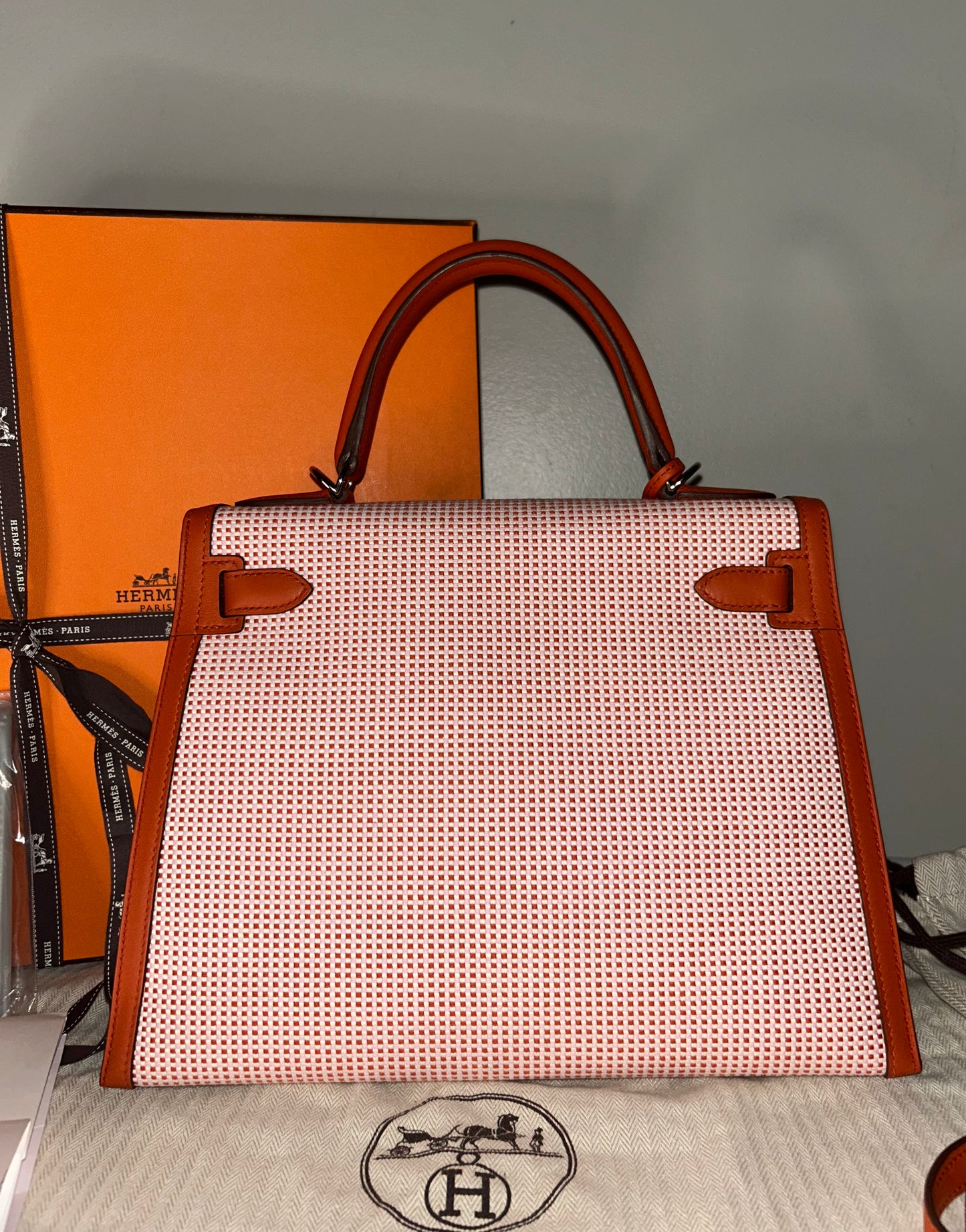 HERMÈS Kelly 28 Sellier Quadrille Toile Ecru/Brique Swift Palladium Hardware