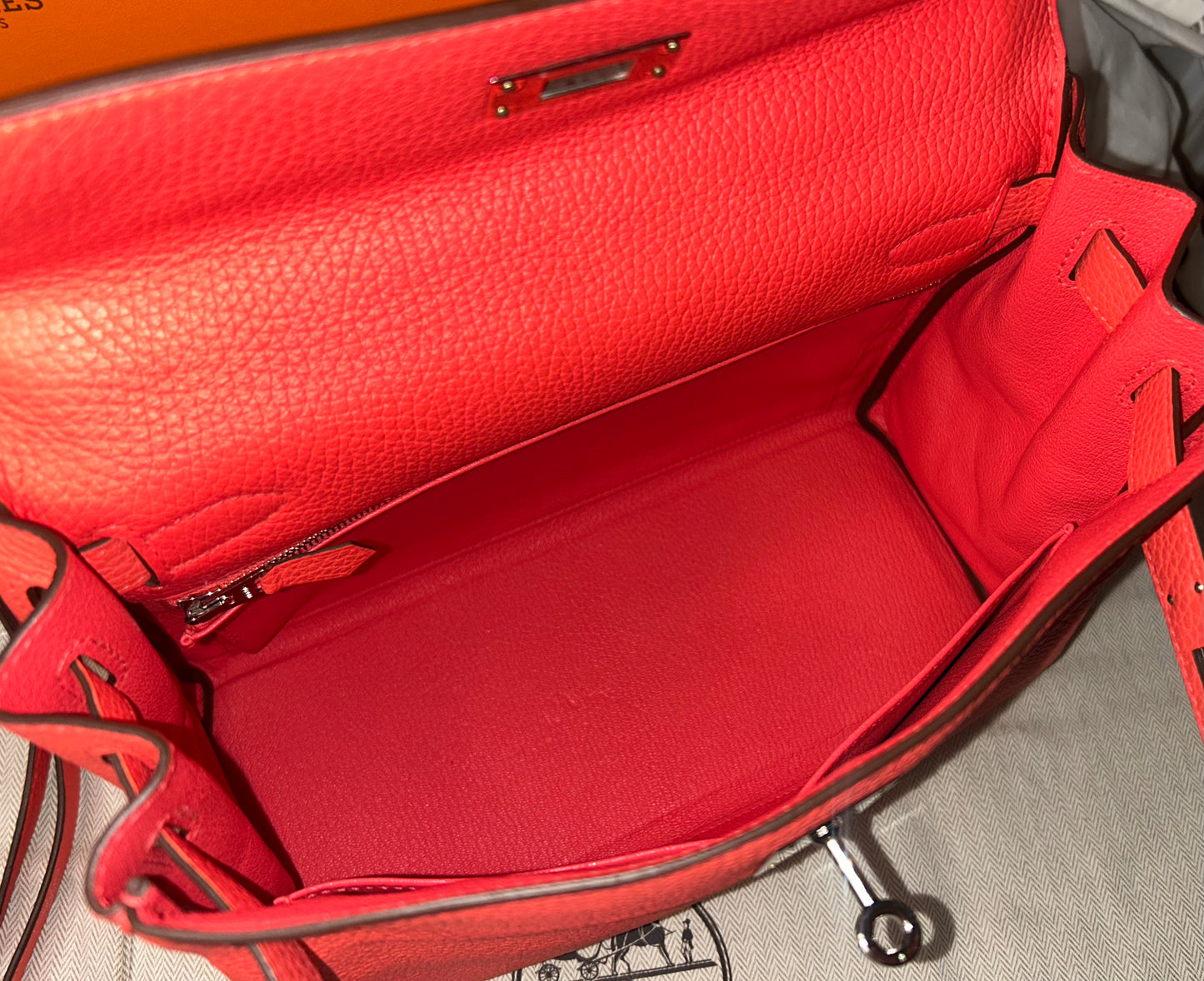 HERMÈS Kelly 28 Rose Texas Clemence Palladium Hardware Handbag