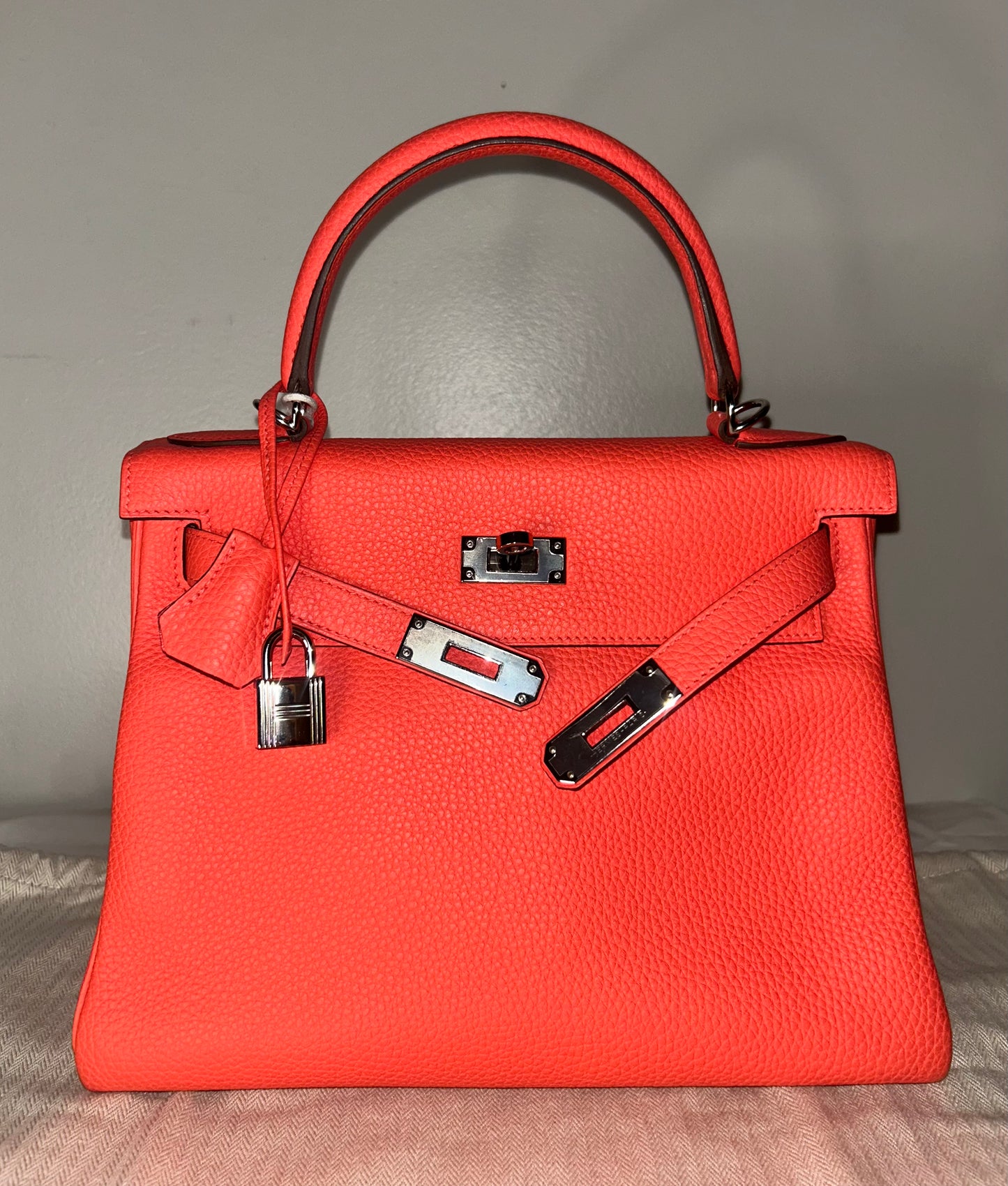 HERMÈS Kelly 28 Rose Texas Clemence Palladium Hardware Handbag - Z Stamp