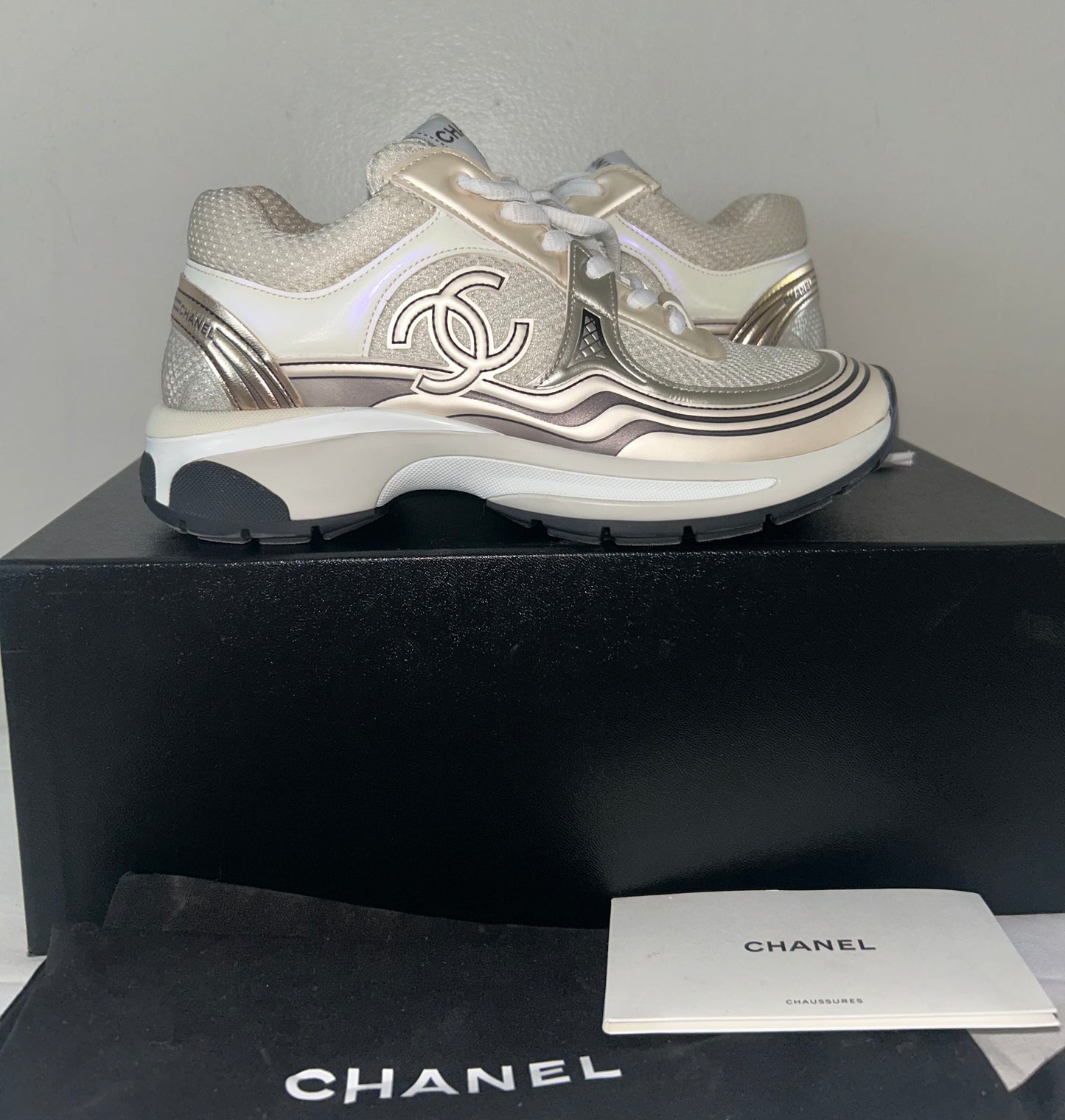 CHANEL 23A Laminated Calfskin Stretch CC Women's Sneakers Trainers Size 35 White