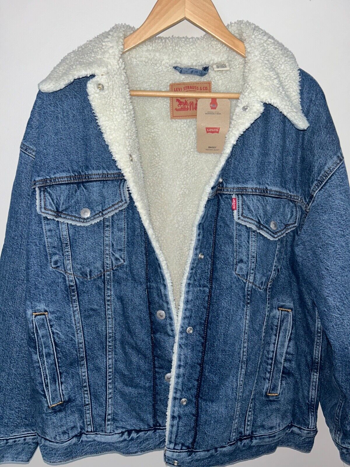 NEW! NWT LEVI'S Sherpa Lined Trucker Jacket in Indigo Wash Size L