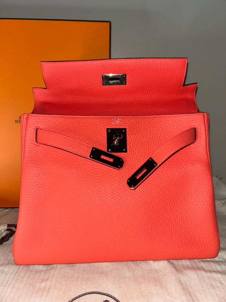 HERMÈS Kelly 28 Rose Texas Clemence Palladium Hardware Handbag