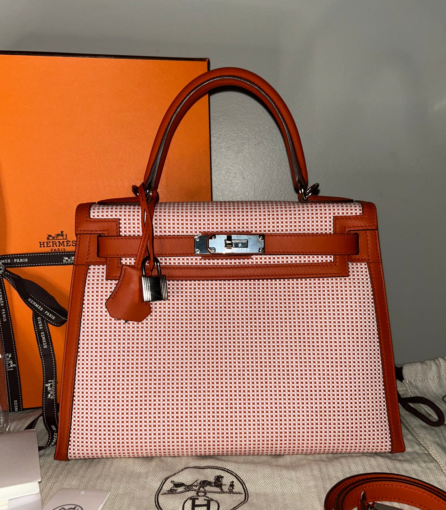 HERMÈS Kelly 28 Sellier Quadrille Toile Ecru/Brique Swift Palladium Hardware