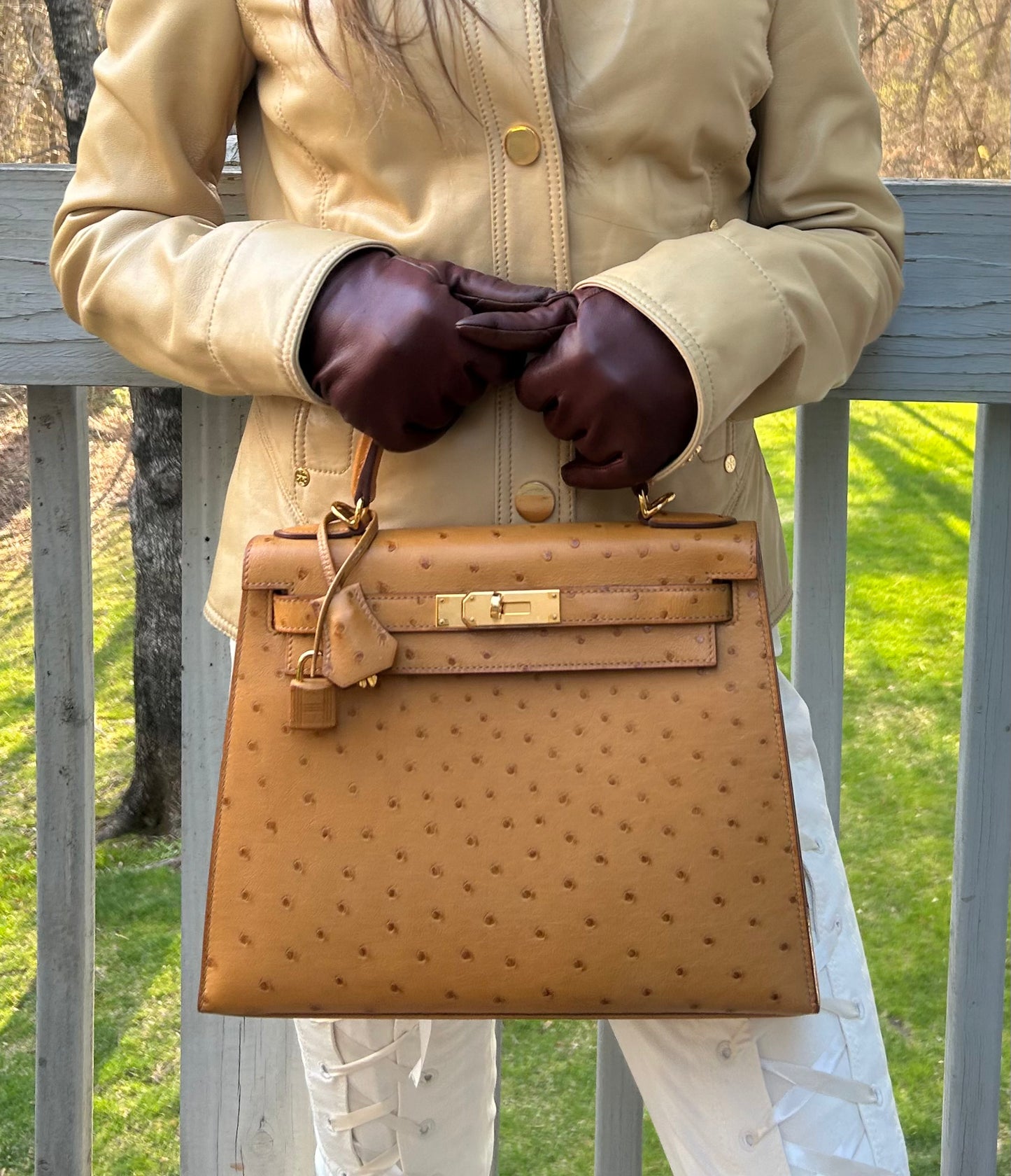 HERMÈS Kelly 28 Tabac Camel Ostrich Leather Gold Hardware Handbag