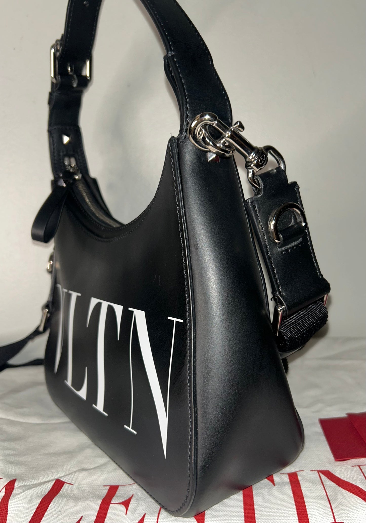 VALENTINO GARAVANI VLTN Logo Leather Shoulder Bag Black