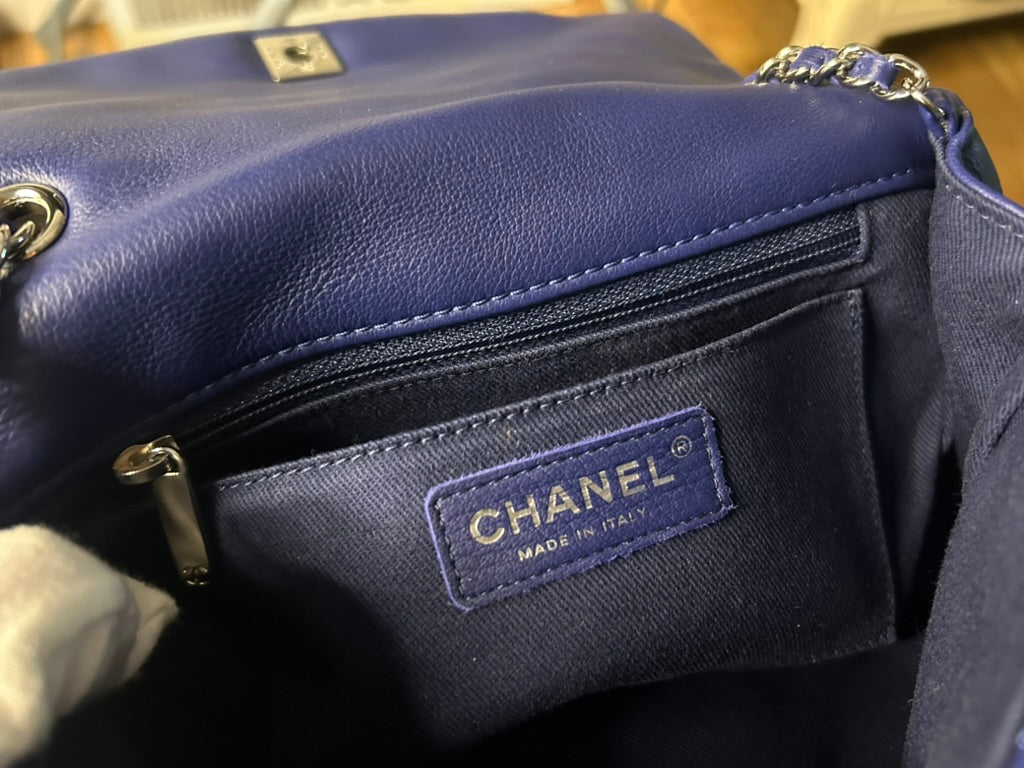 CHANEL Small Curvy Flap Bag Quilted Calfskin in Navy