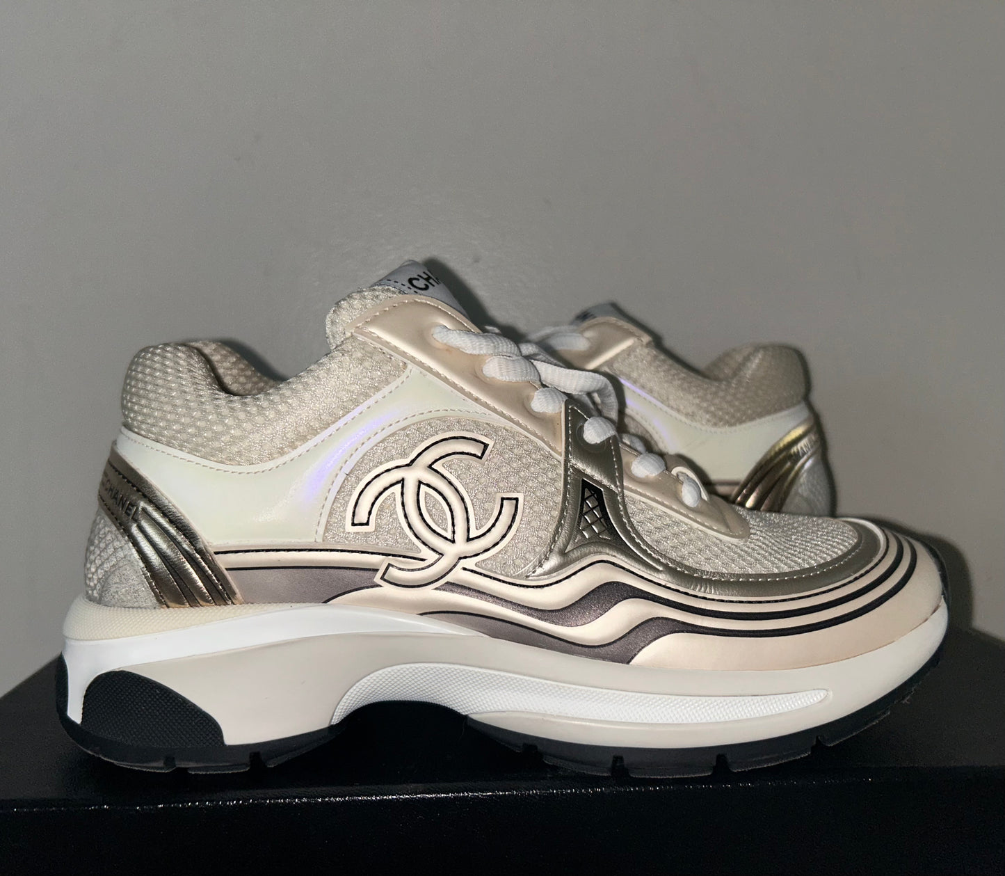 CHANEL 23A Laminated Calfskin Stretch CC Women's Sneakers Trainers Size 35 White