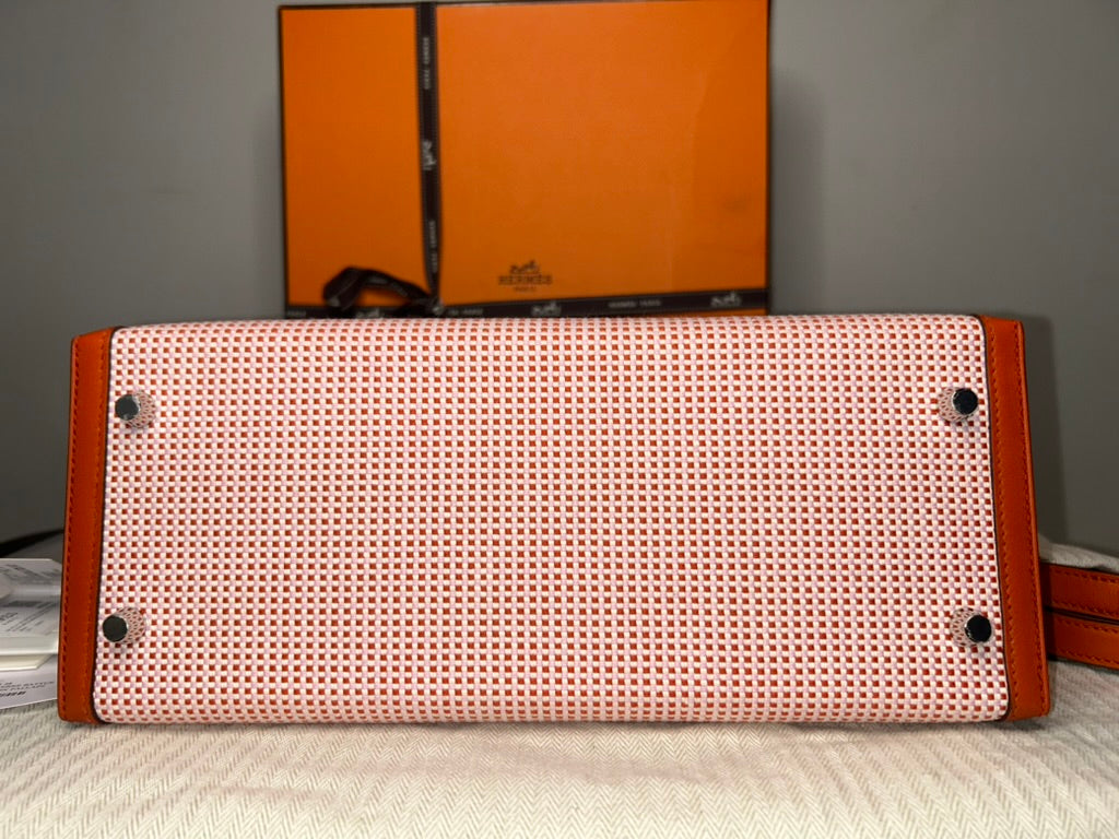HERMÈS Kelly 28 Sellier Quadrille Toile Ecru/Brique Swift Palladium Hardware