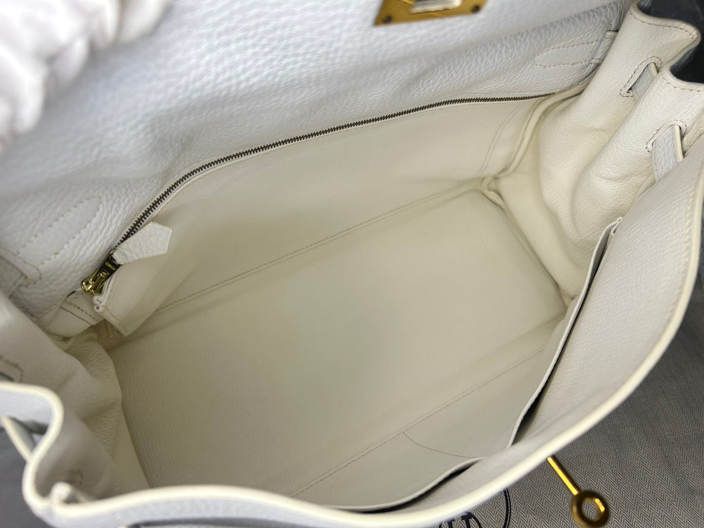 HERMÈS Kelly 35 White Blanc Clemence Leather Gold Hardware Handbag
