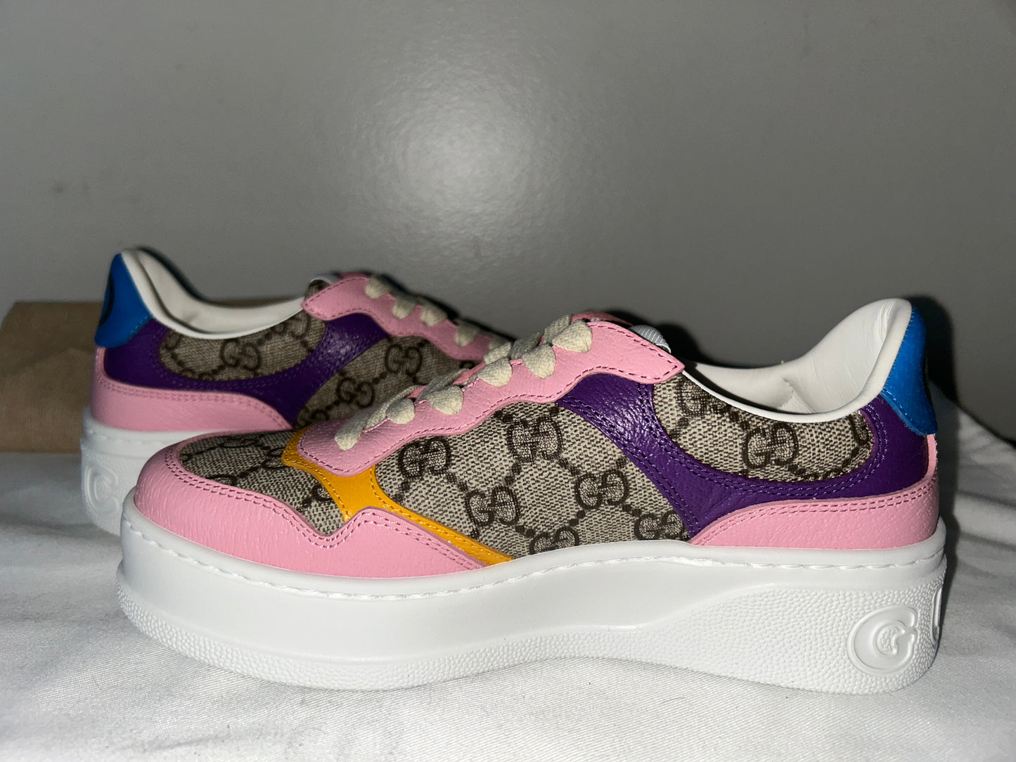 GUCCI GG Supreme Calfskin Low-Top Sneakers Beige/White/Pink Multi Size 5.5