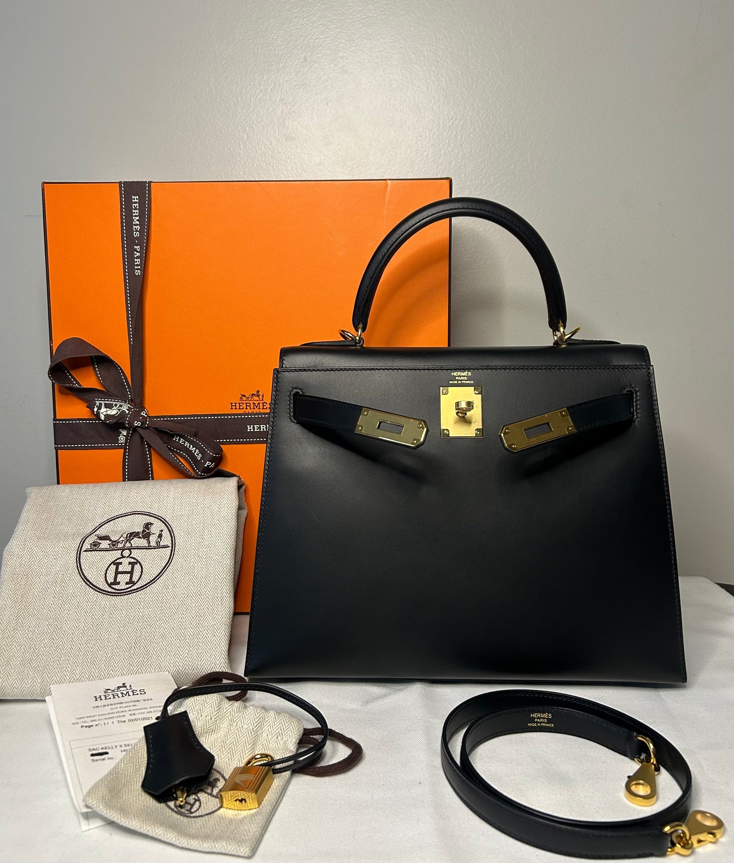 HERMÈS Kelly 28 Noir Black Sombrero Leather Gold Hardware