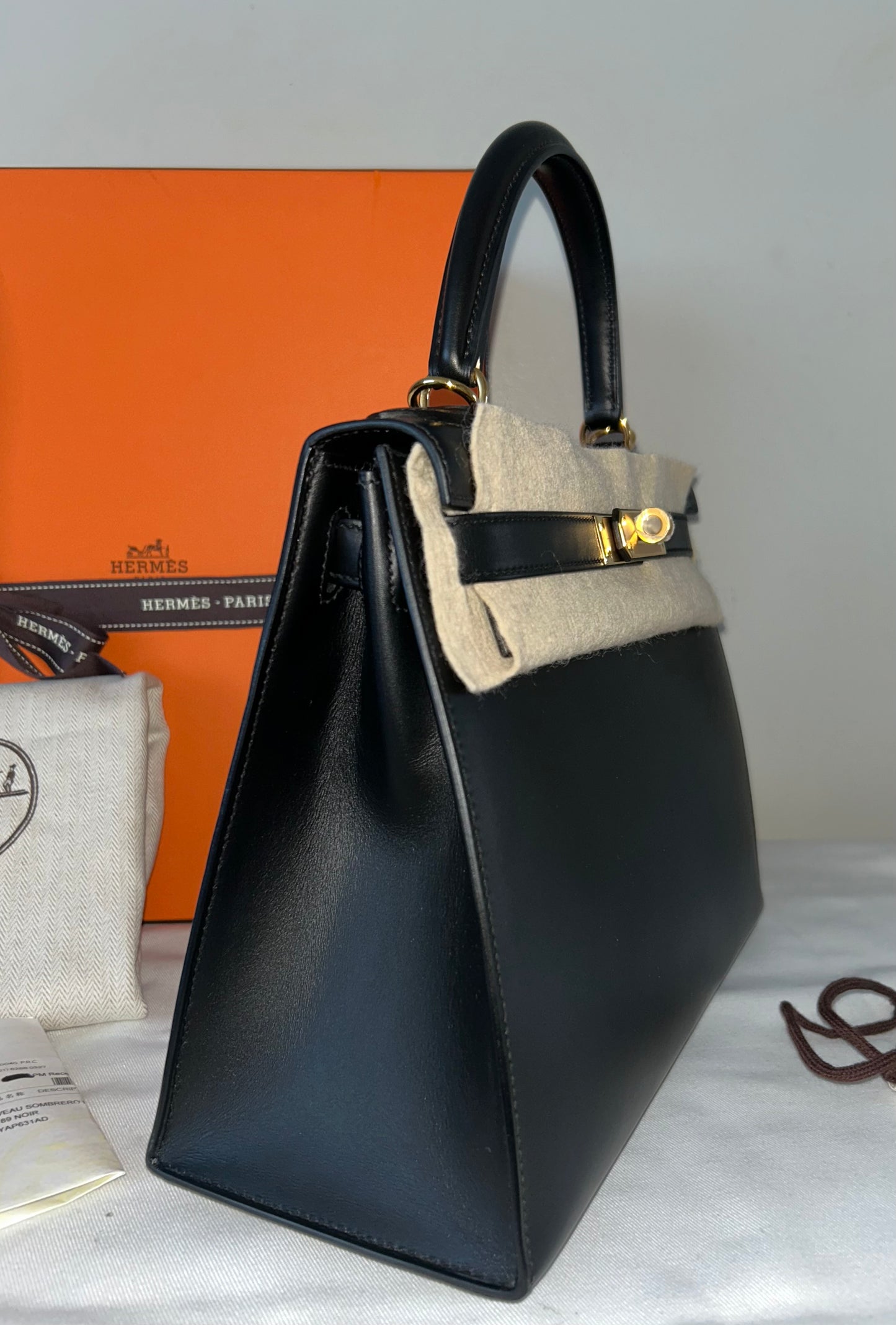 HERMÈS Kelly 28 Noir Black Sombrero Leather Gold Hardware