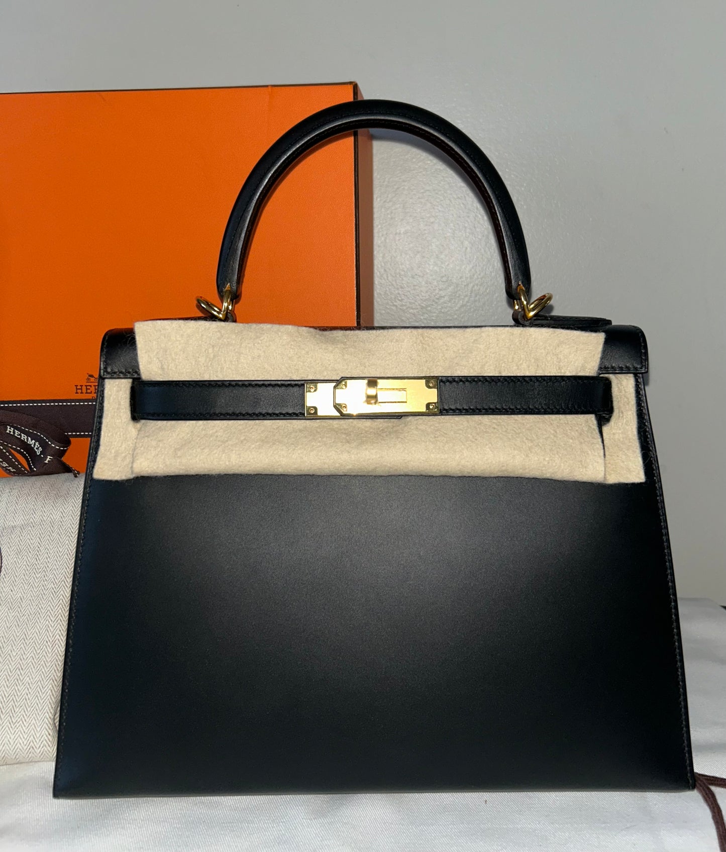 HERMÈS Kelly 28 Noir Black Sombrero Leather Gold Hardware