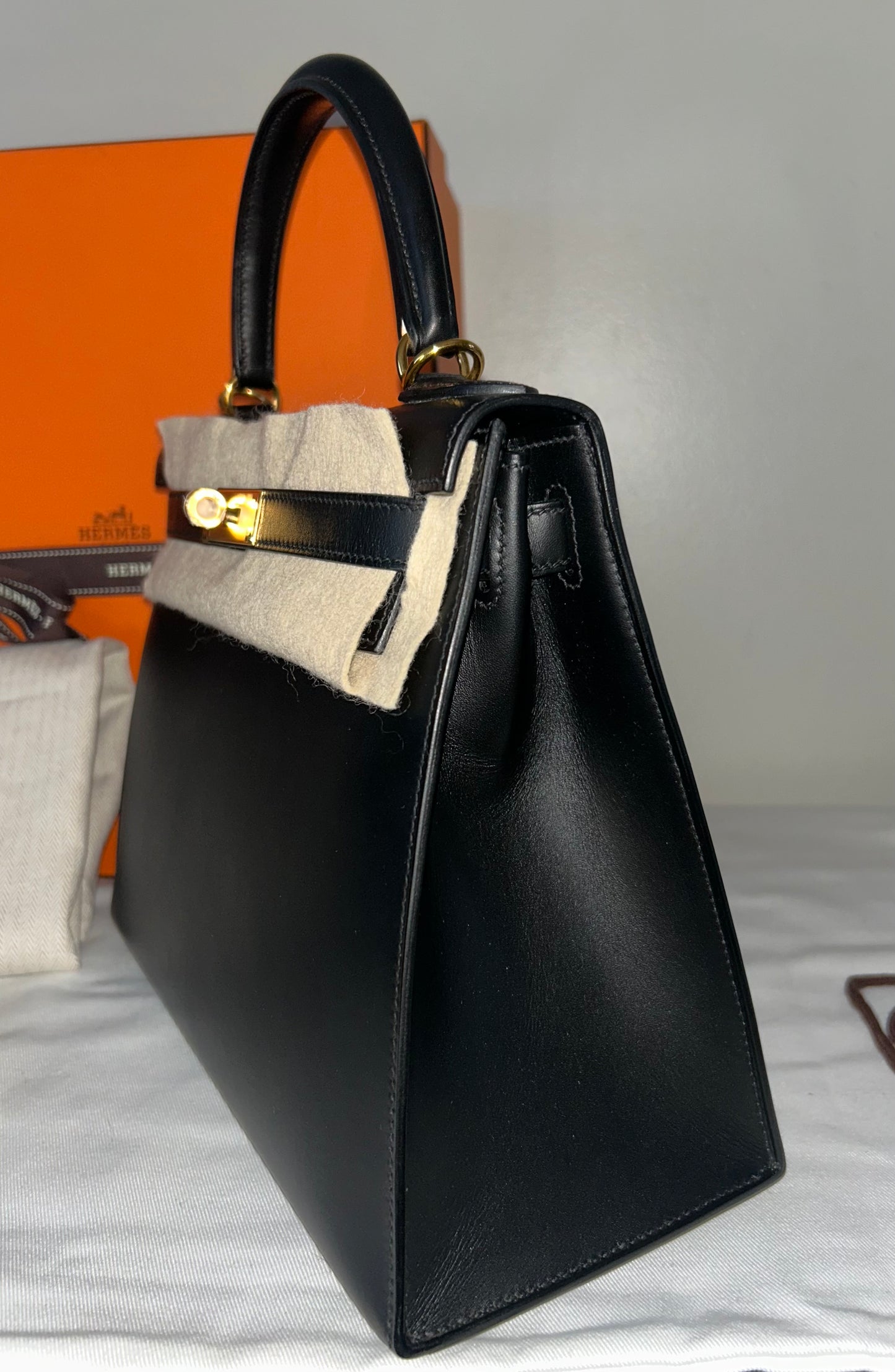 HERMÈS Kelly 28 Noir Black Sombrero Leather Gold Hardware