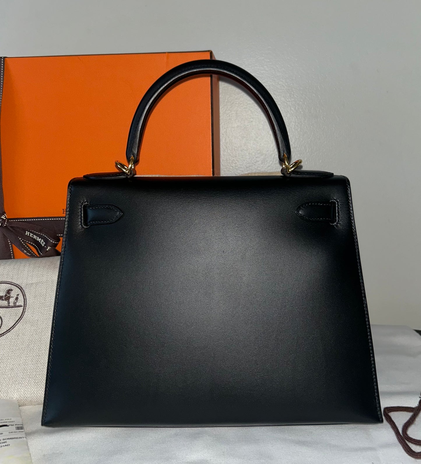 HERMÈS Kelly 28 Noir Black Sombrero Leather Gold Hardware