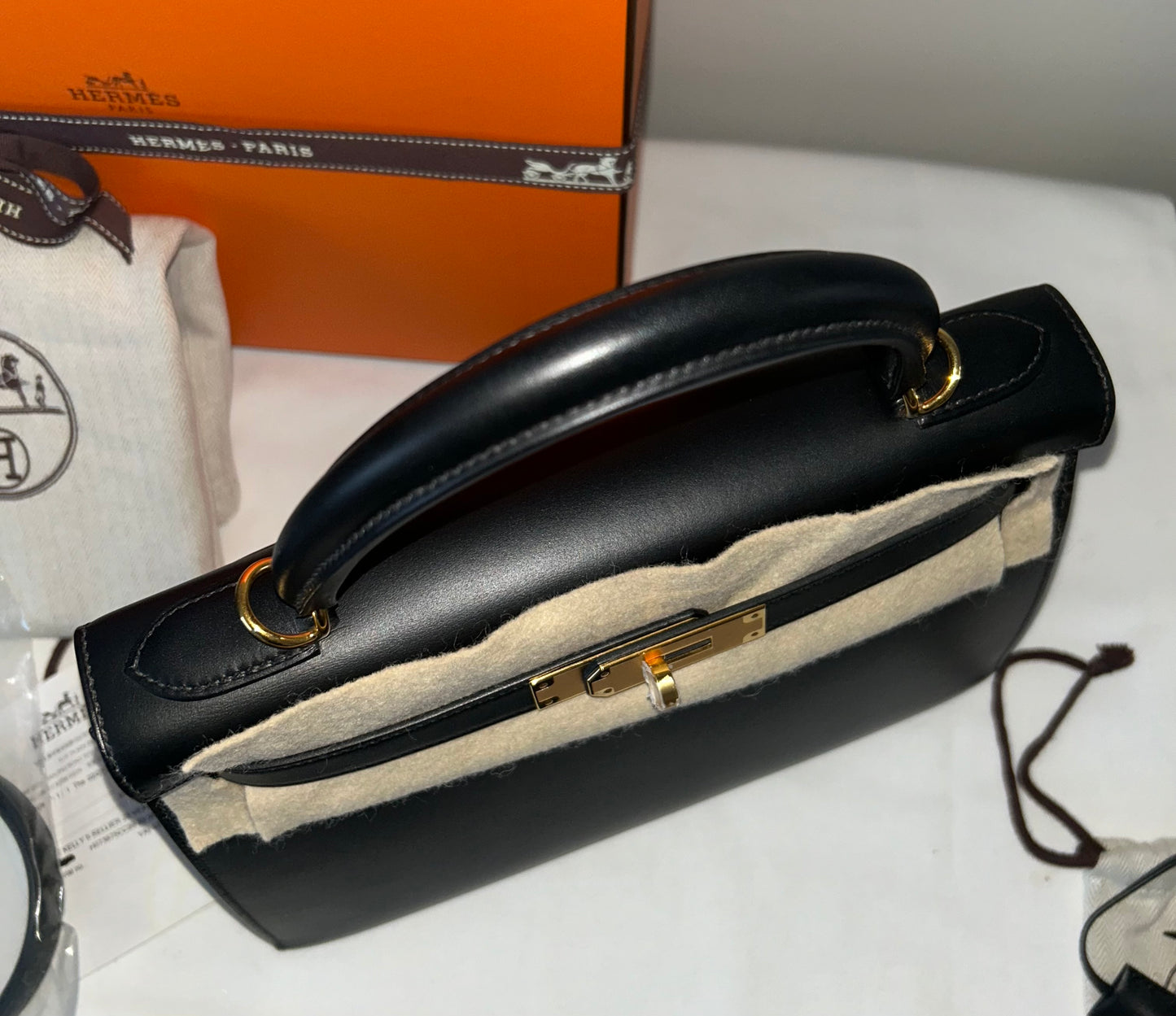 HERMÈS Kelly 28 Noir Black Sombrero Leather Gold Hardware