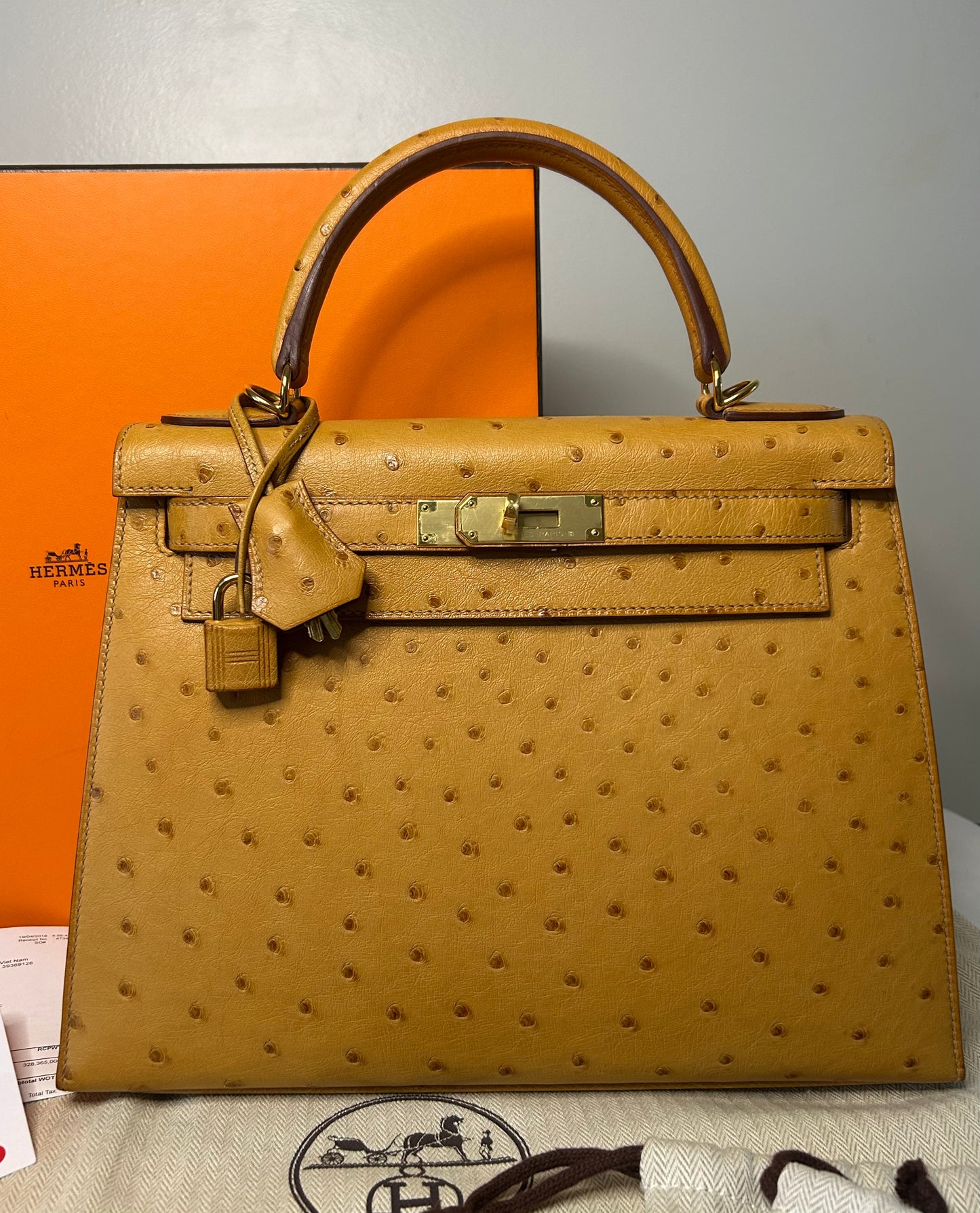 HERMÈS Kelly 28 Tabac Camel Ostrich Leather Gold Hardware Handbag