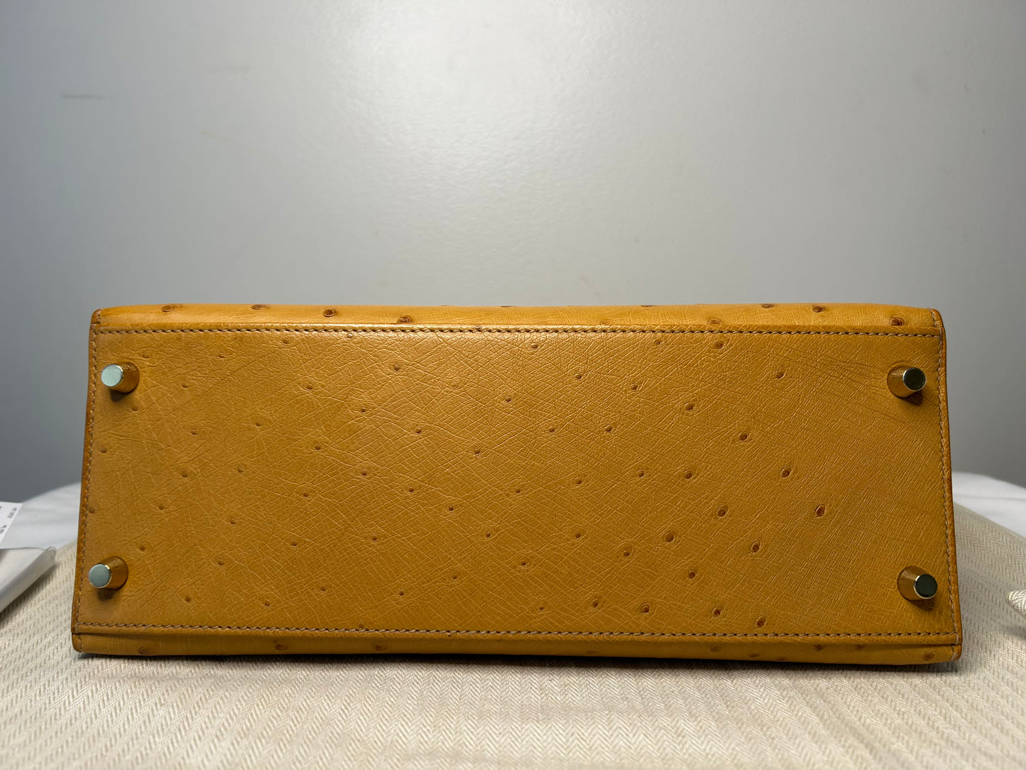 HERMÈS Kelly 28 Tabac Camel Ostrich Leather Gold Hardware Handbag