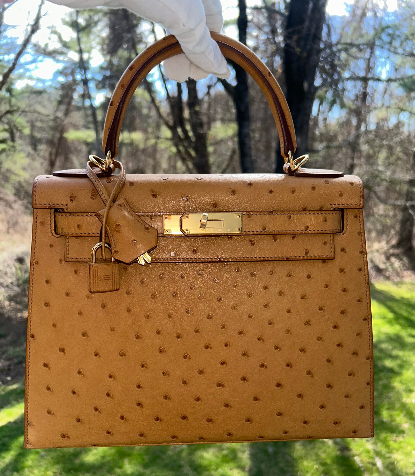 HERMÈS Kelly 28 Tabac Camel Ostrich Leather Gold Hardware Handbag