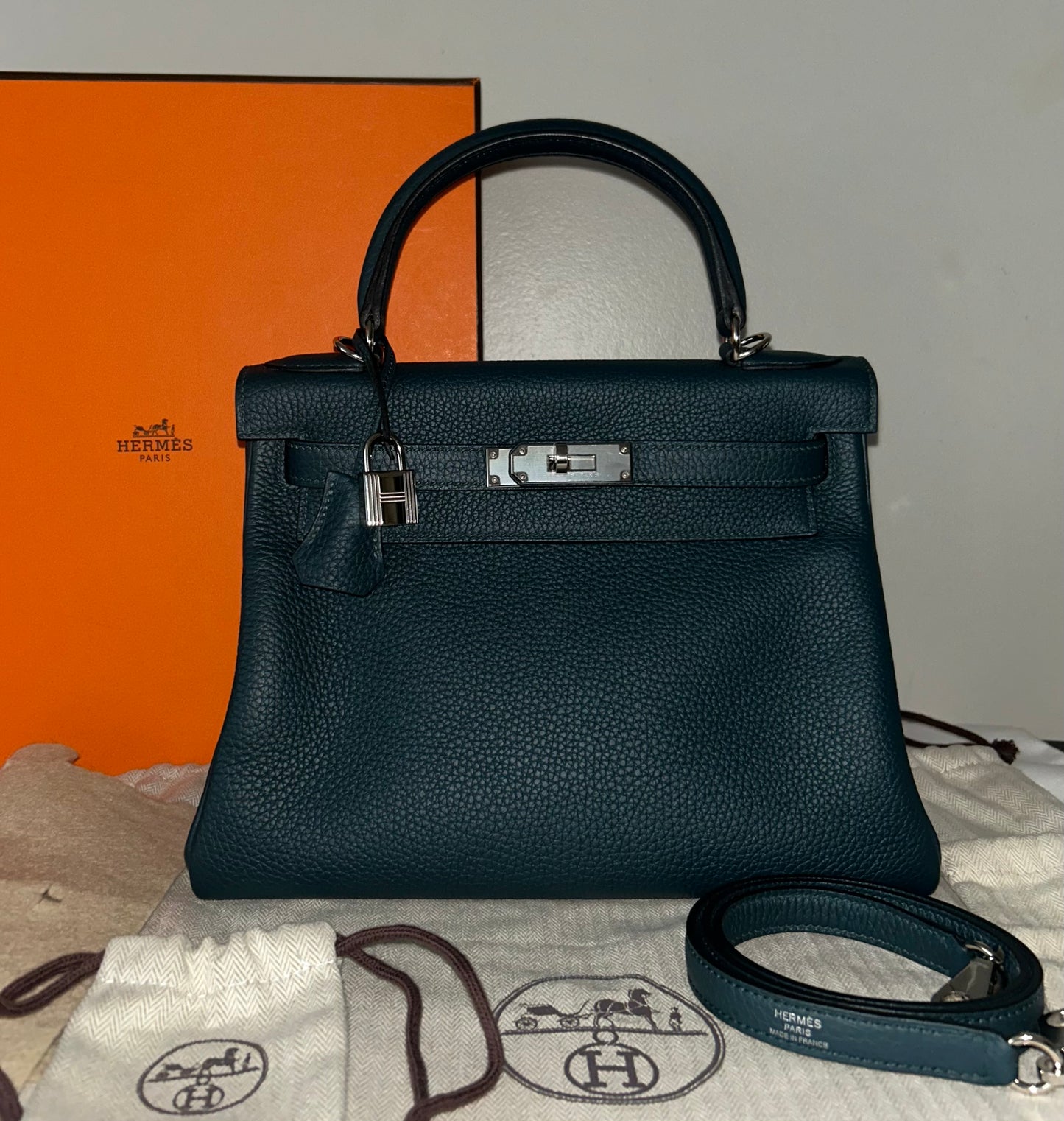 HERMÈS Kelly 28 Vert Cypress Clemence Leather Palladium Hardware Handbag