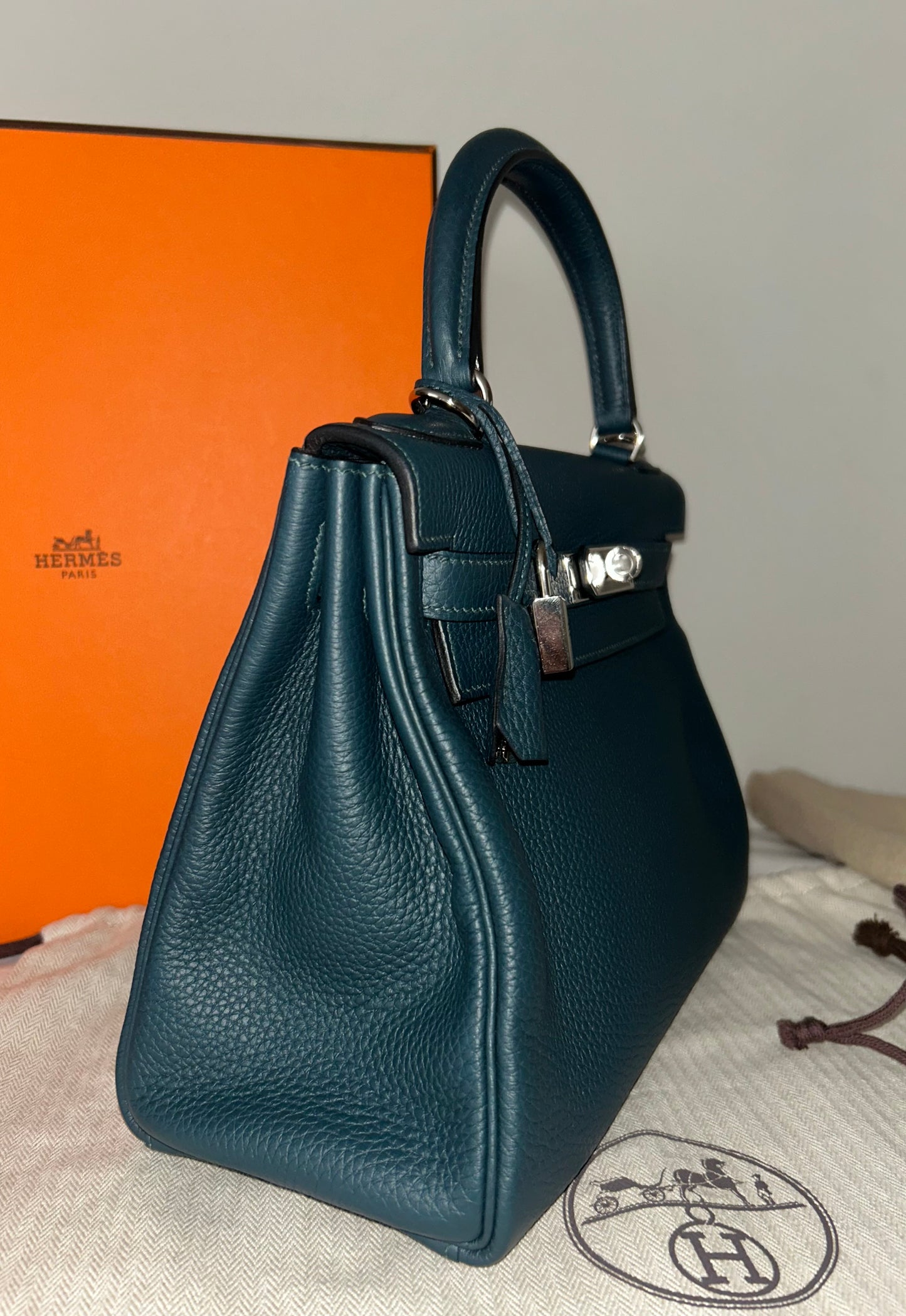 HERMÈS Kelly 28 Vert Cypress Clemence Leather Palladium Hardware Handbag