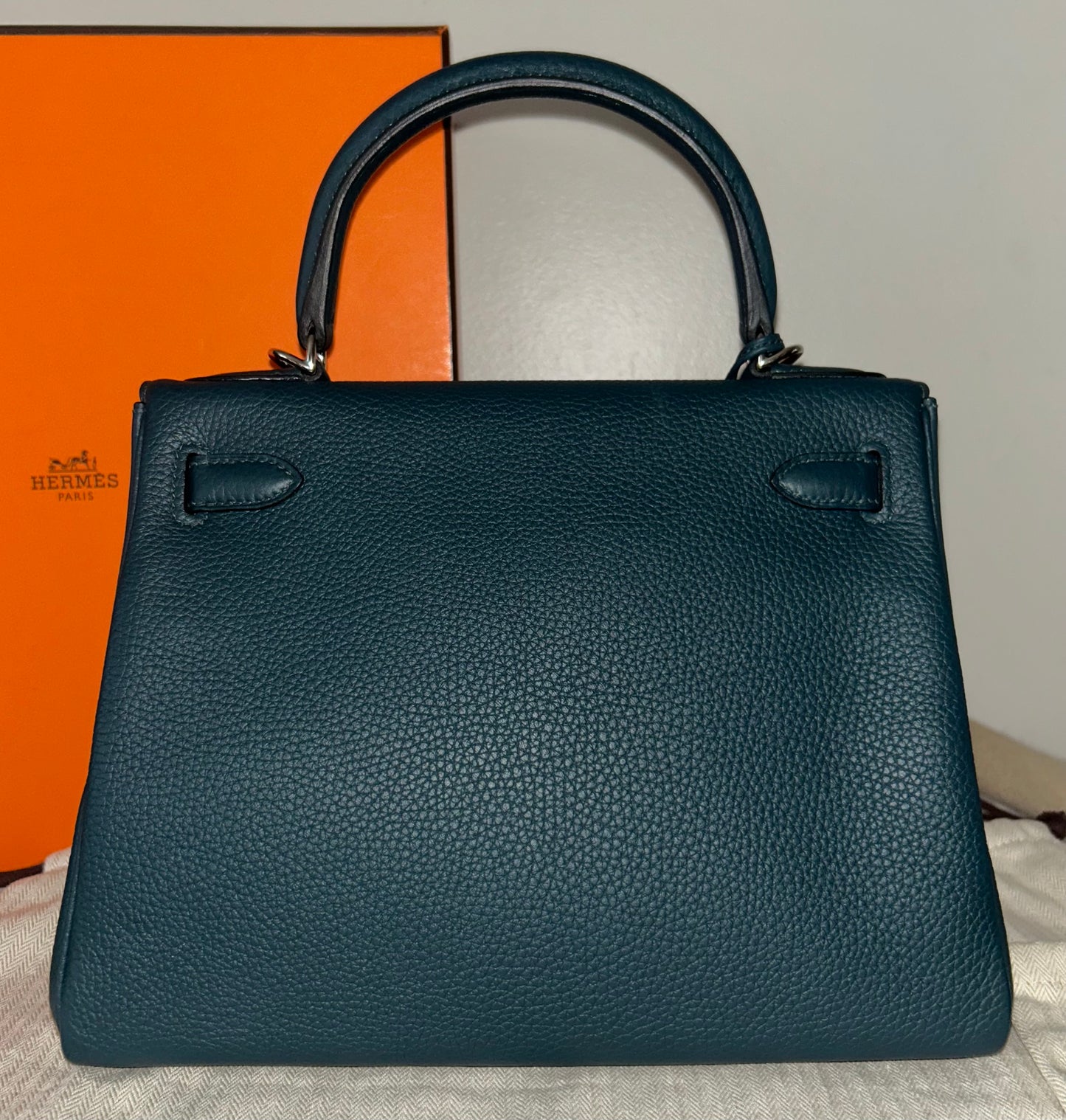 HERMÈS Kelly 28 Vert Cypress Clemence Leather Palladium Hardware Handbag