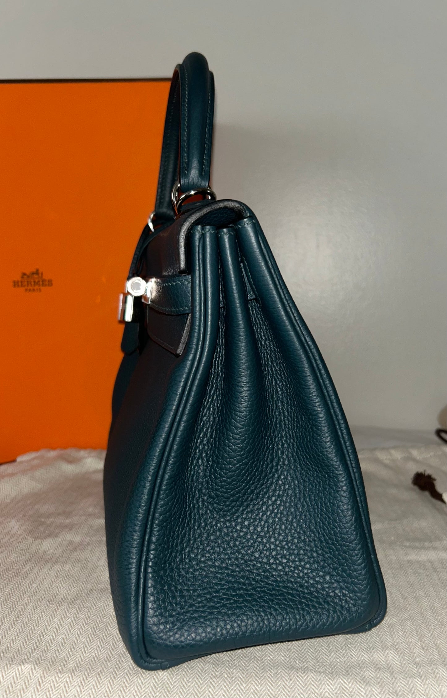 HERMÈS Kelly 28 Vert Cypress Clemence Leather Palladium Hardware Handbag