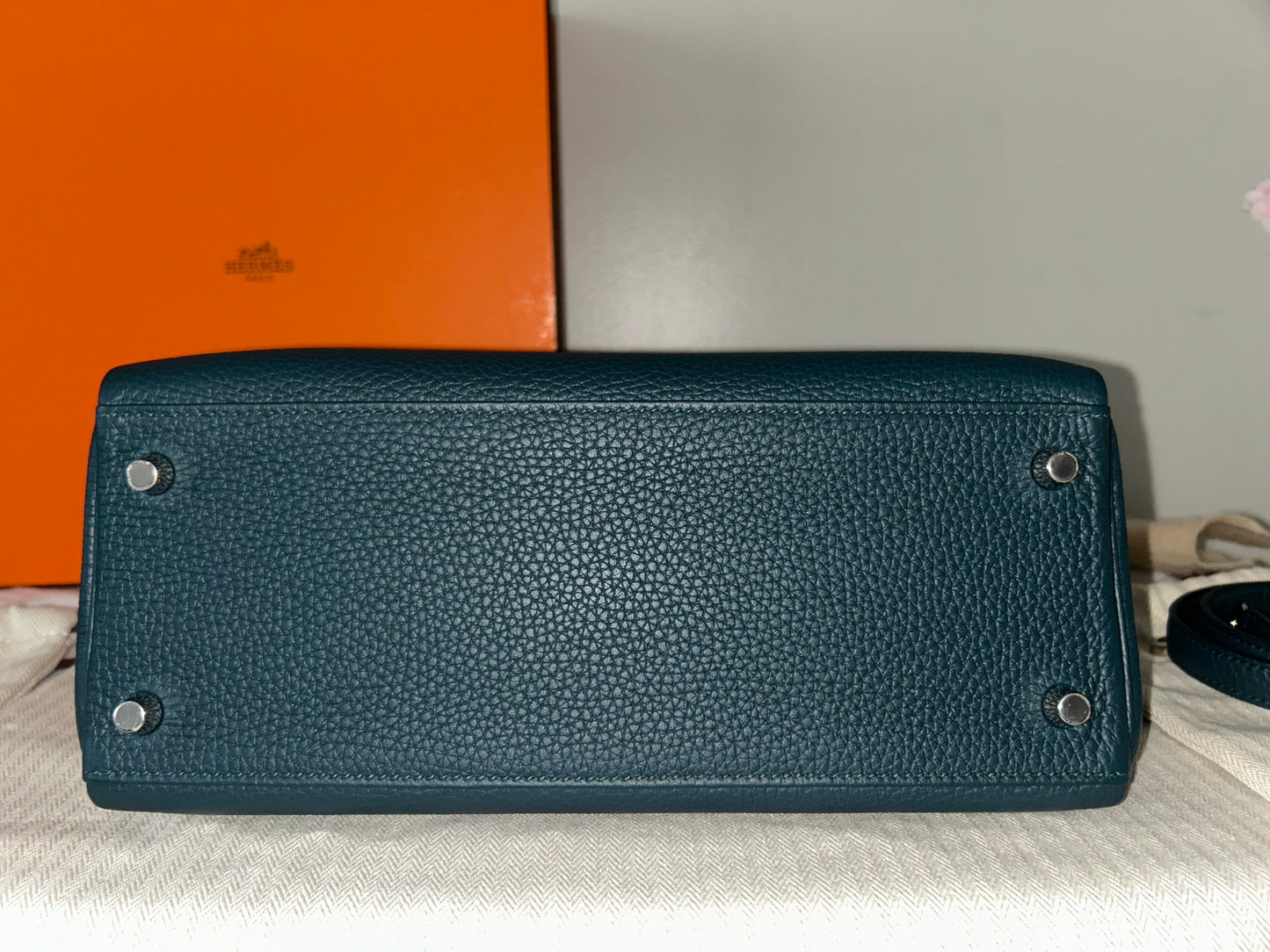 HERMÈS Kelly 28 Vert Cypress Clemence Leather Palladium Hardware Handbag