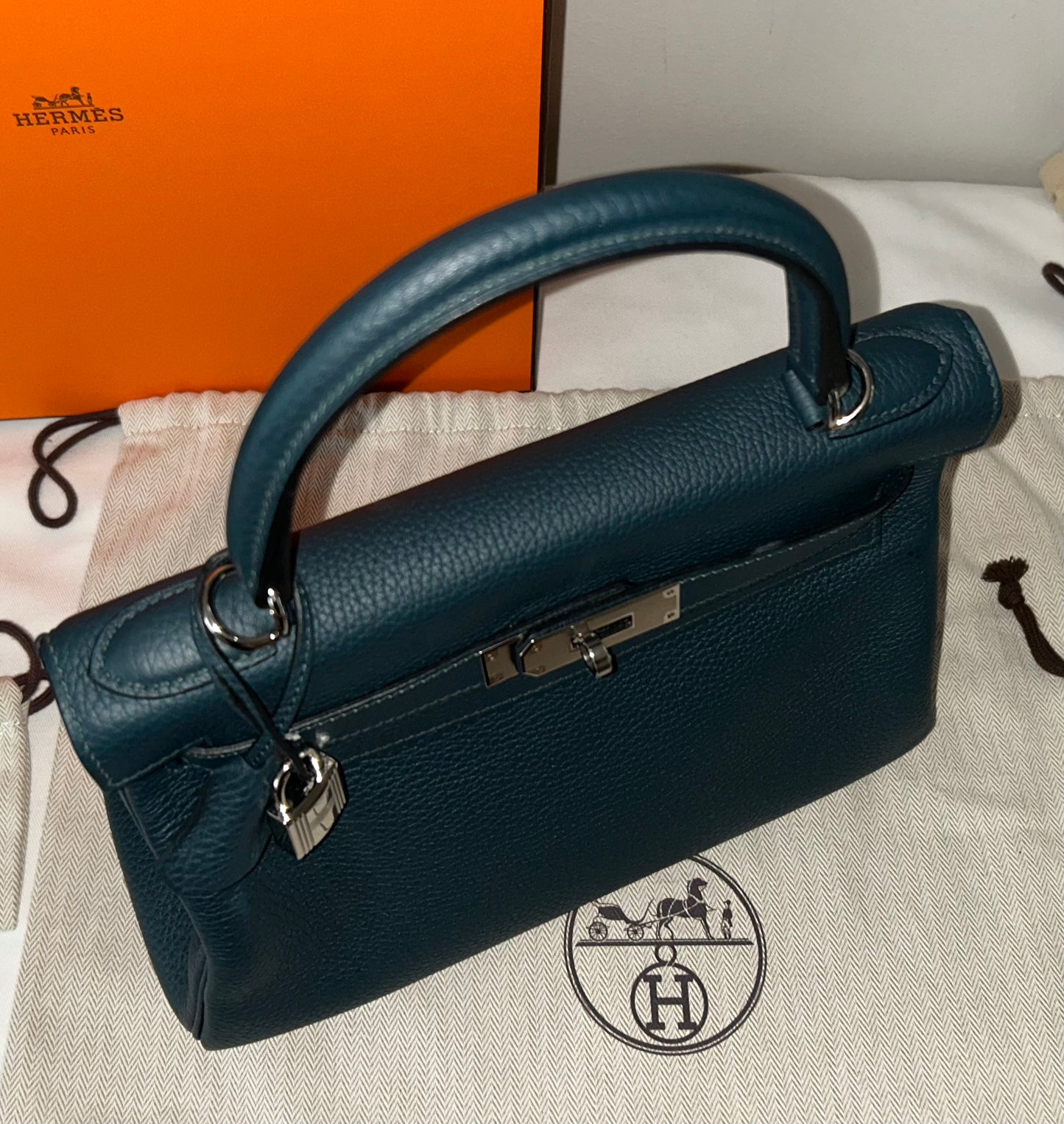 HERMÈS Kelly 28 Vert Cypress Clemence Leather Palladium Hardware Handbag