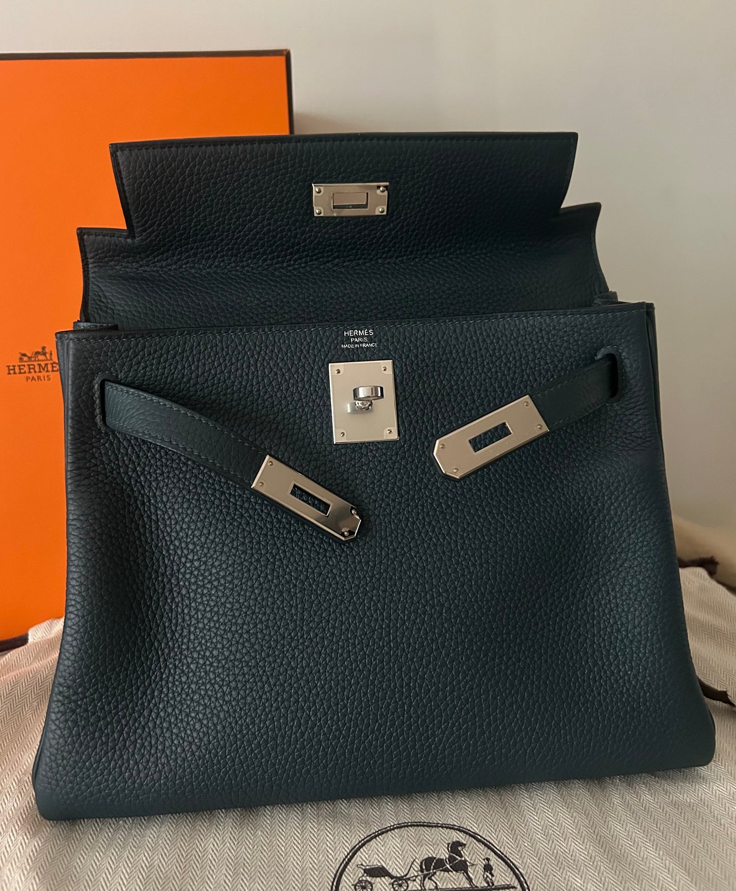 HERMÈS Kelly 28 Vert Cypress Clemence Leather Palladium Hardware Handbag