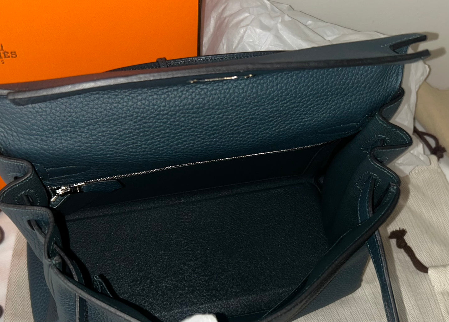 HERMÈS Kelly 28 Vert Cypress Clemence Leather Palladium Hardware Handbag