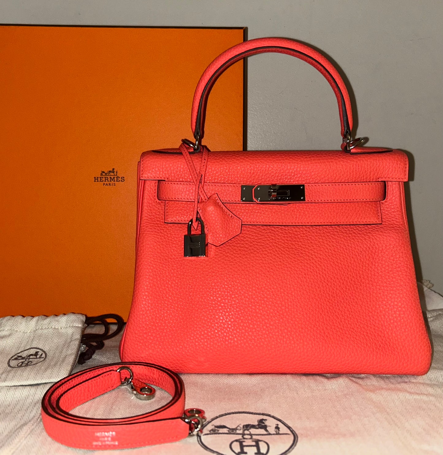 HERMÈS Kelly 28 Rose Texas Clemence Palladium Hardware Handbag
