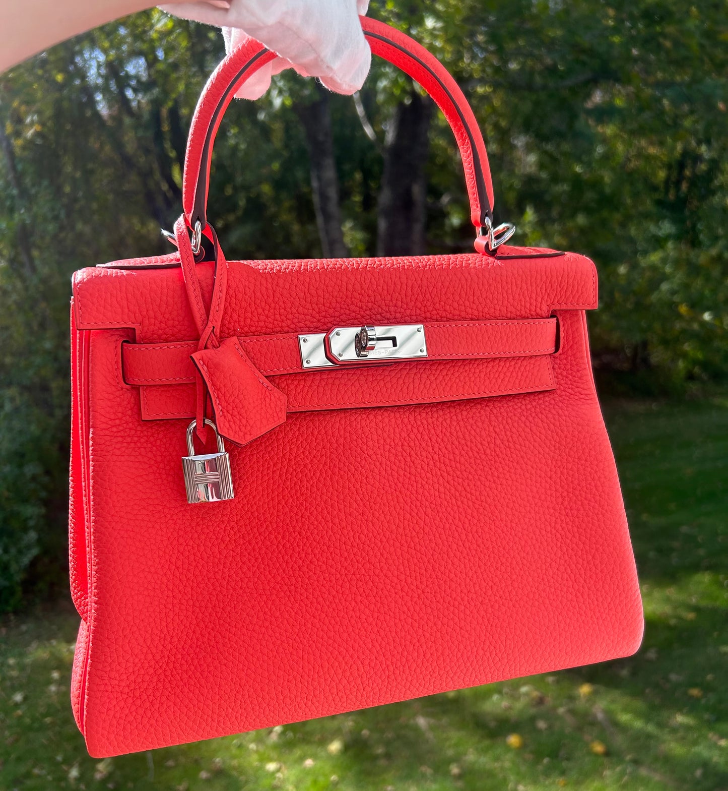 HERMÈS Kelly 28 Rose Texas Clemence Palladium Hardware Handbag