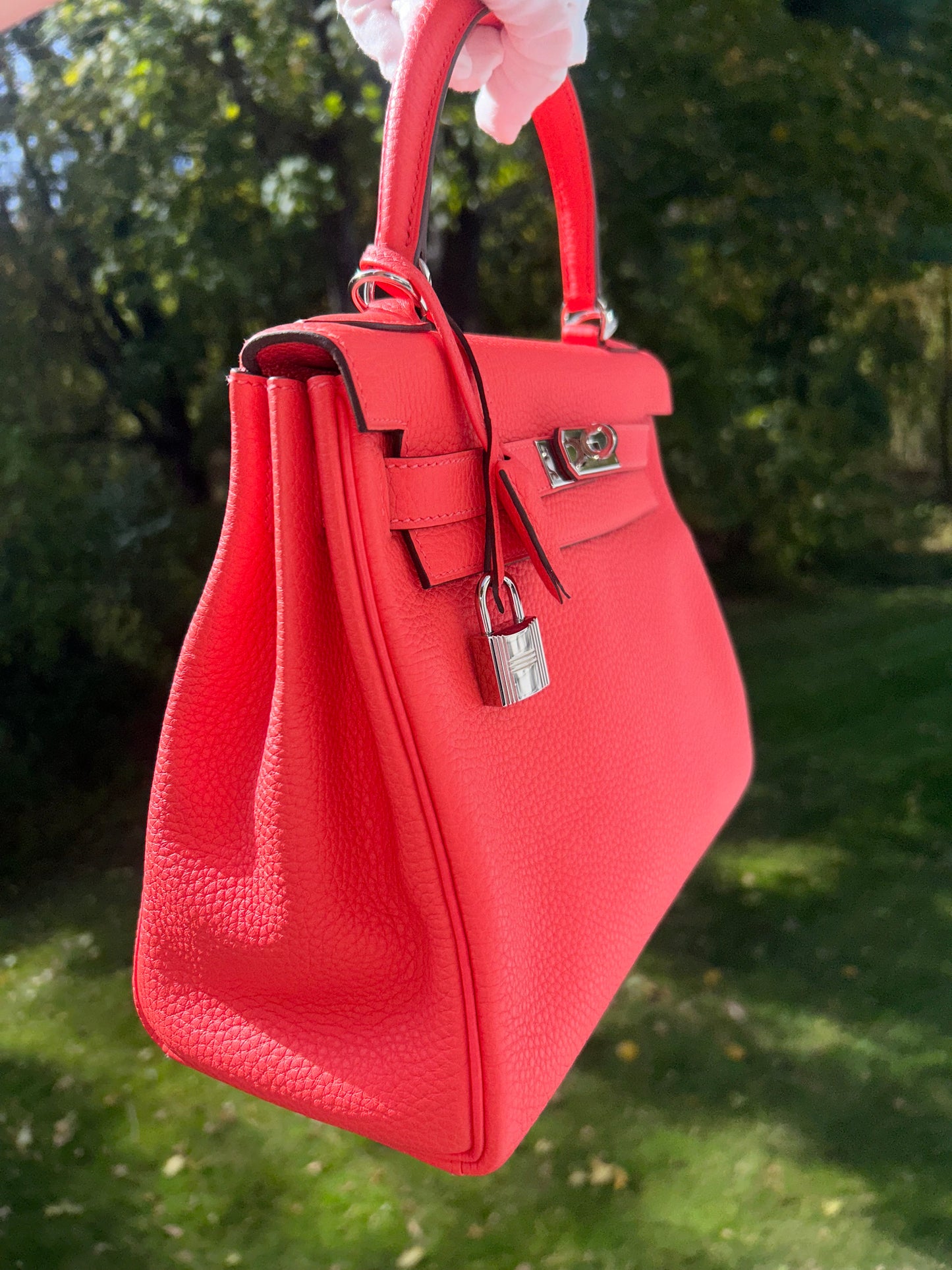 HERMÈS Kelly 28 Rose Texas Clemence Palladium Hardware Handbag