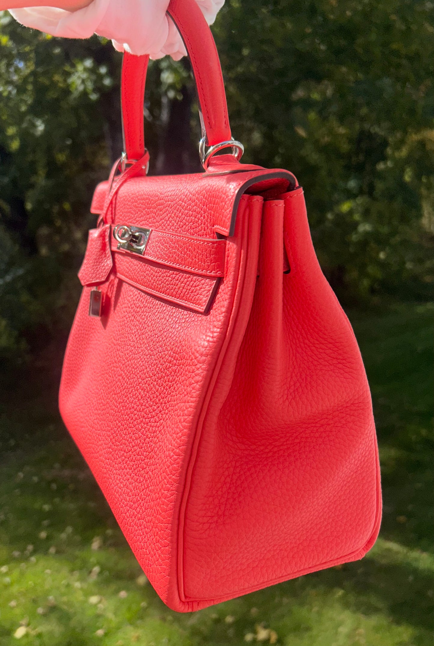 HERMÈS Kelly 28 Rose Texas Clemence Palladium Hardware Handbag